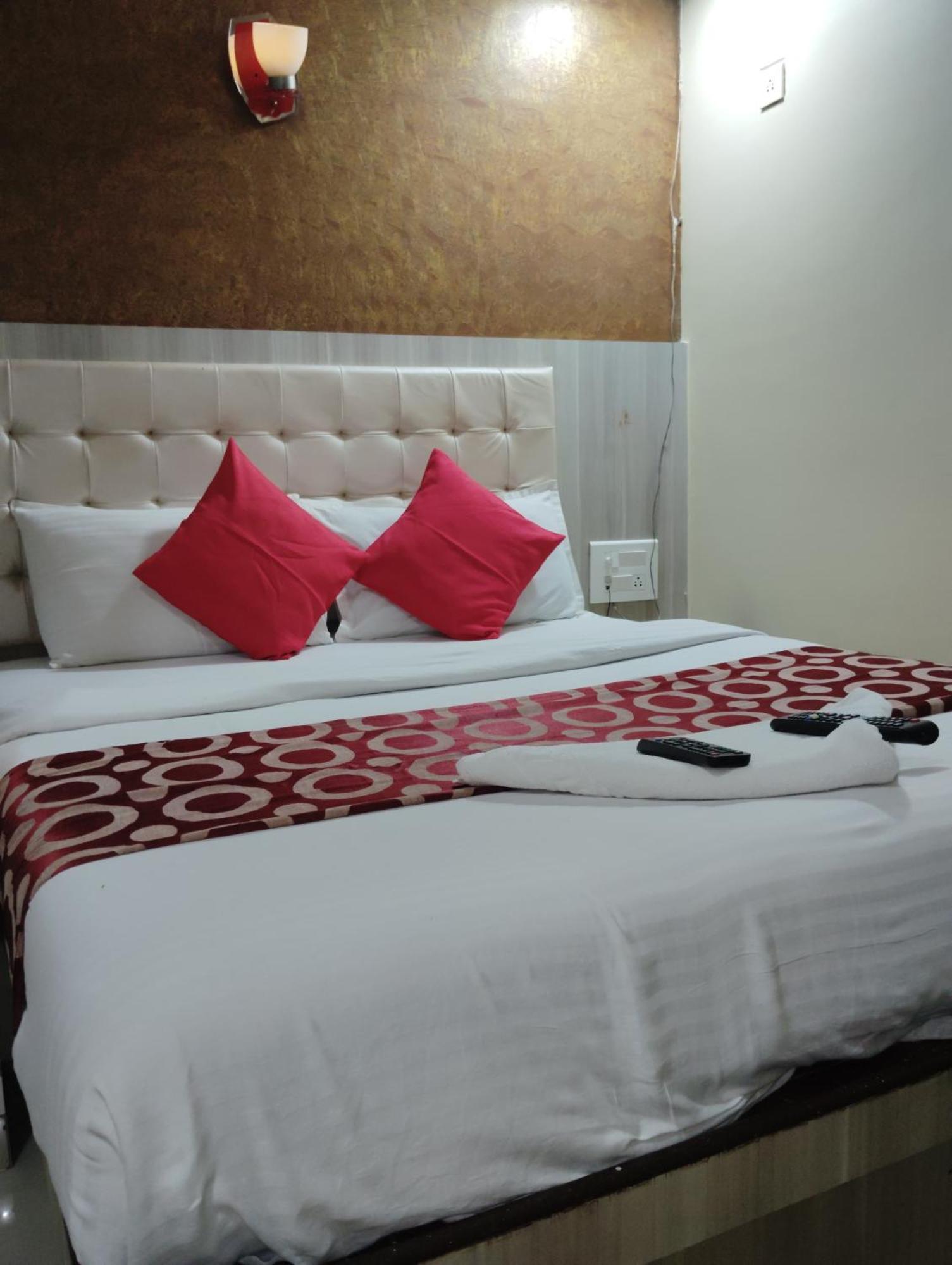 Hotel Golden Park Near Nesco Мумбай Екстериор снимка
