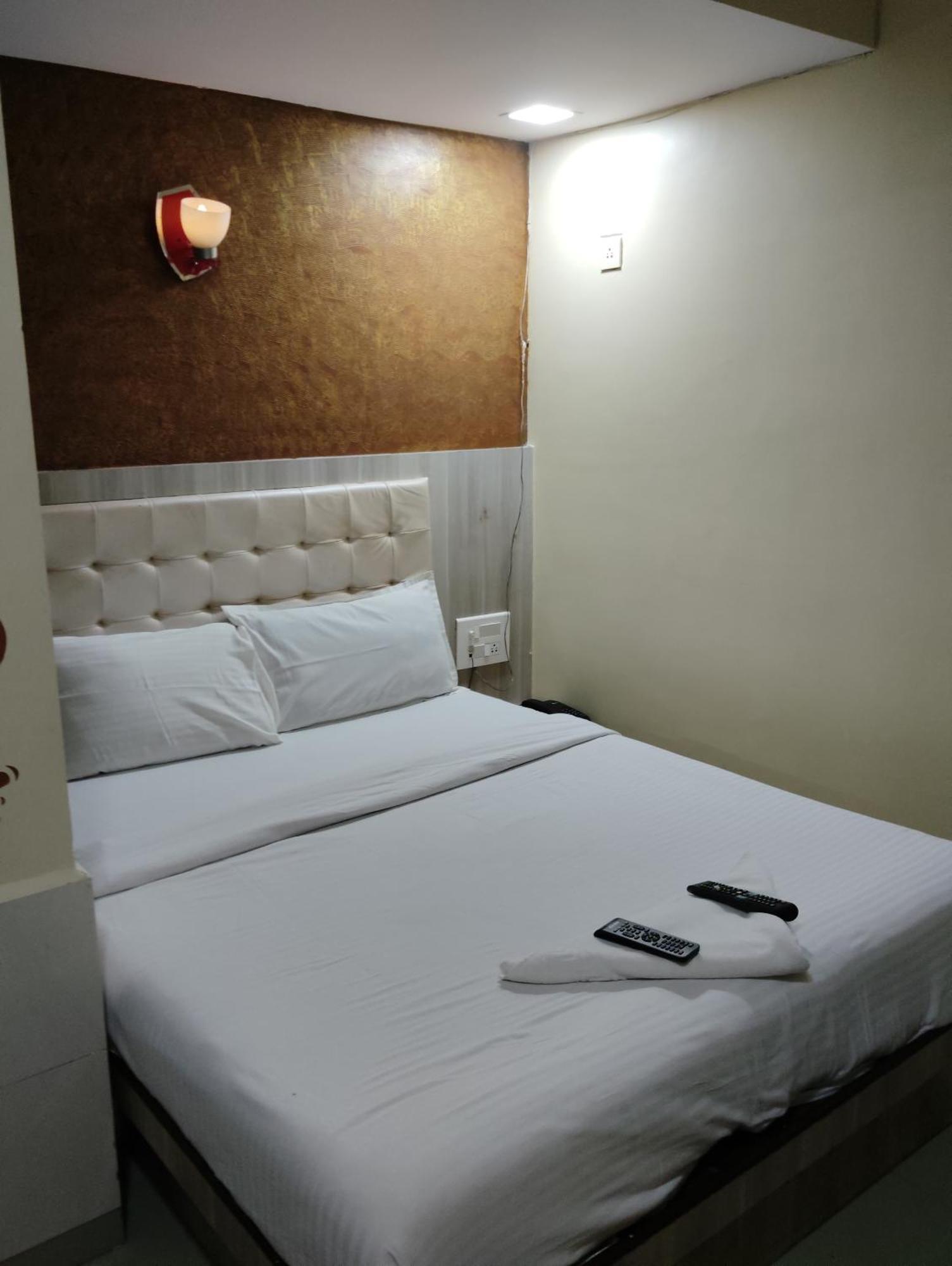Hotel Golden Park Near Nesco Мумбай Екстериор снимка