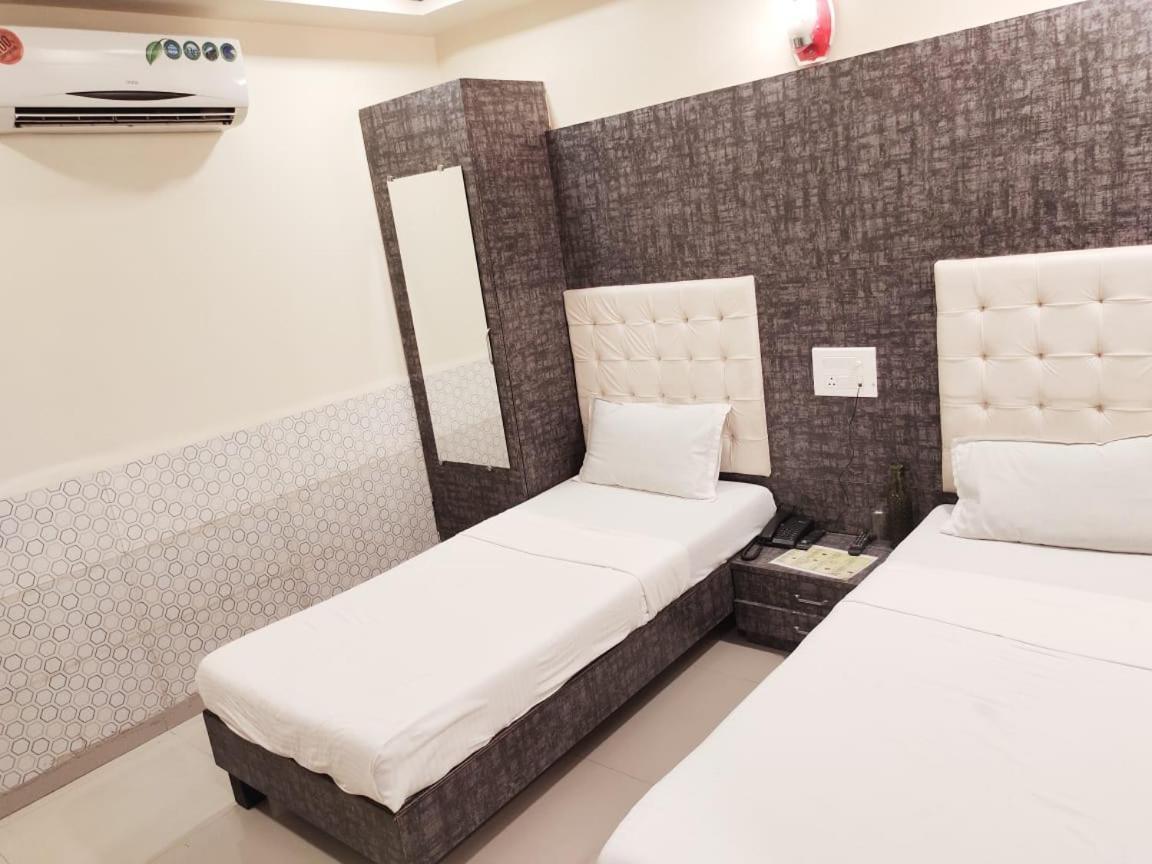 Hotel Golden Park Near Nesco Мумбай Екстериор снимка